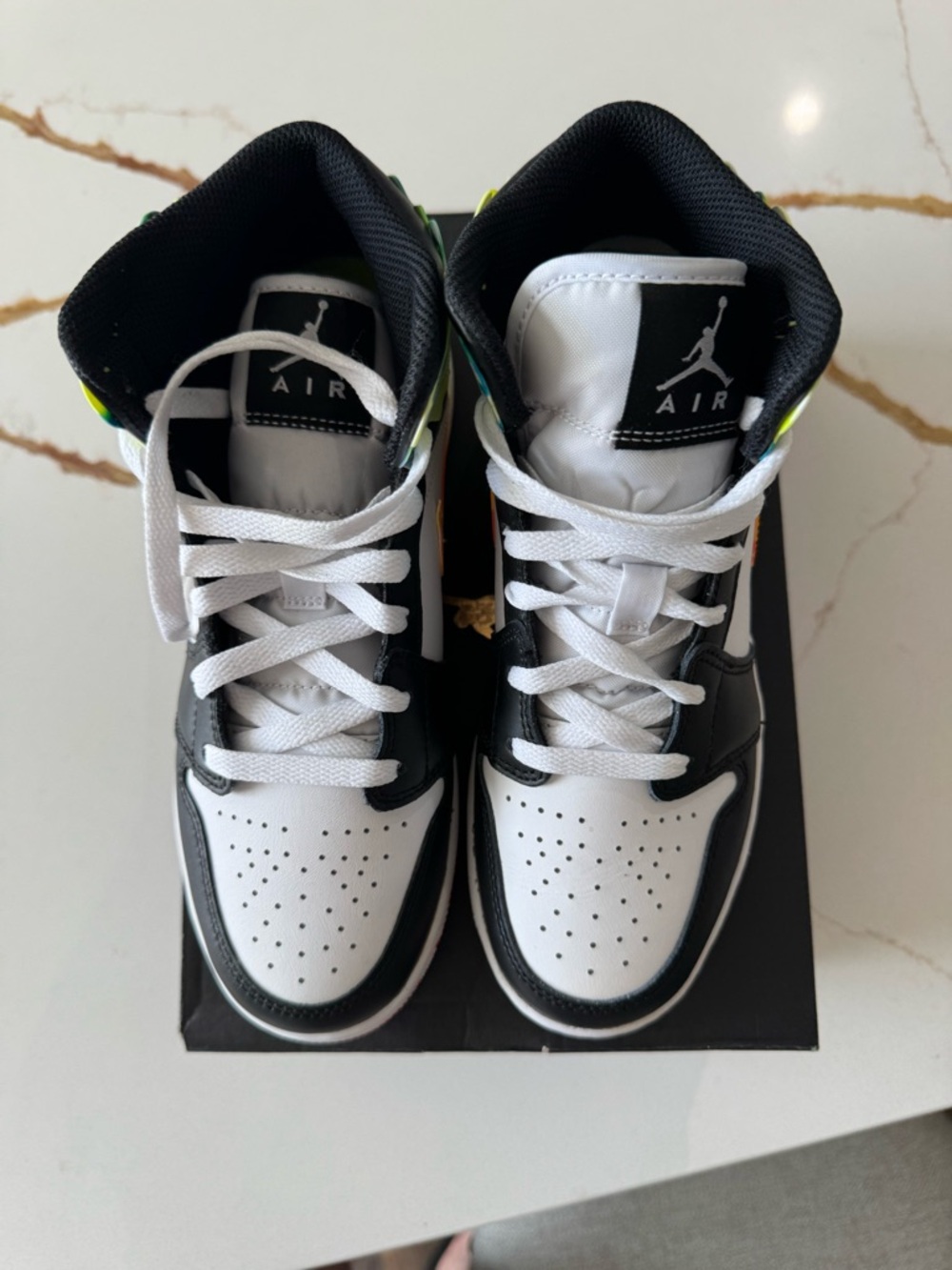 *RARE* Air Jordan 1 Mid - Size 6Y - Picture 9 of 10